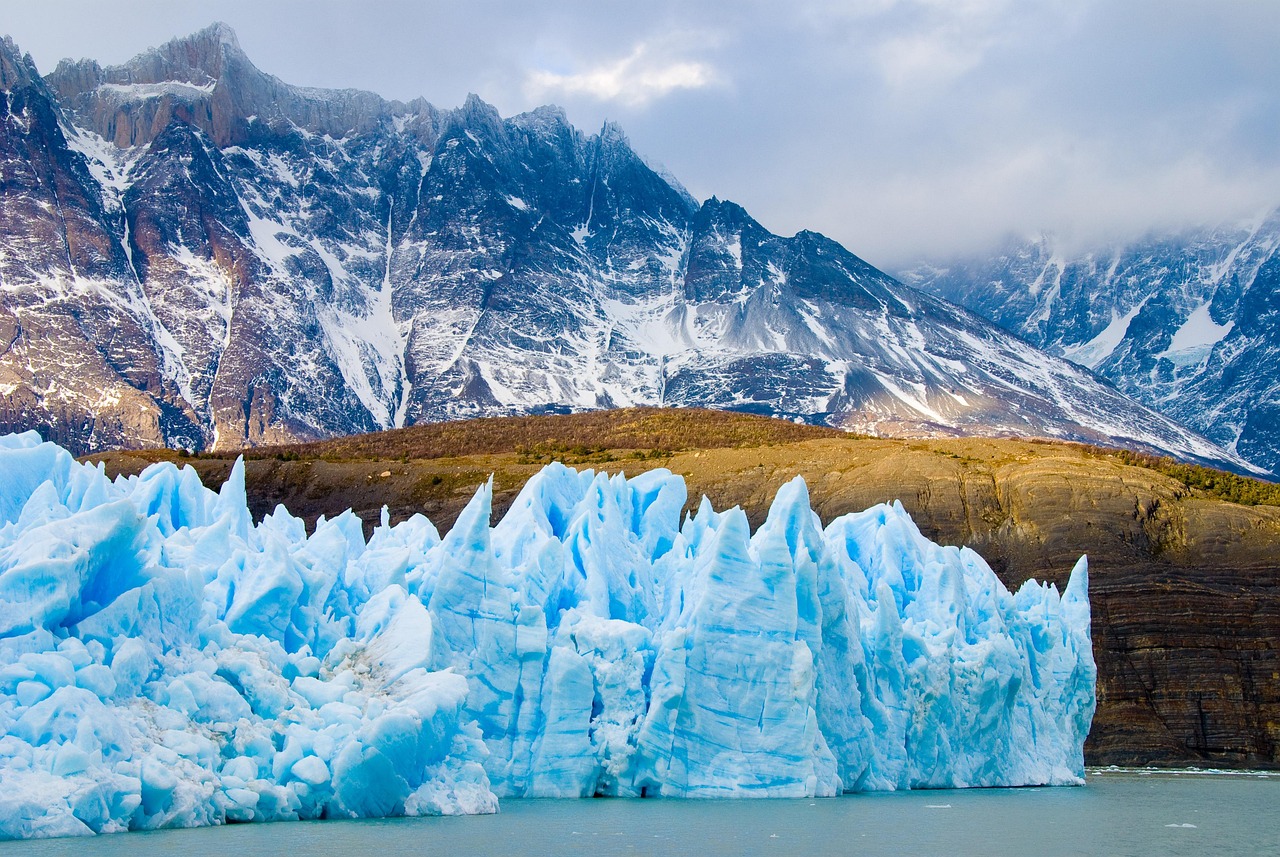 découvrez le fascinant monde des glaciers : leur formation, leur importance pour l'écosystème et l'impact du changement climatique sur ces géants de glace. plongez dans un voyage à travers leurs paysages majestueux et apprenez comment préserver ces trésors naturels pour les générations futures.