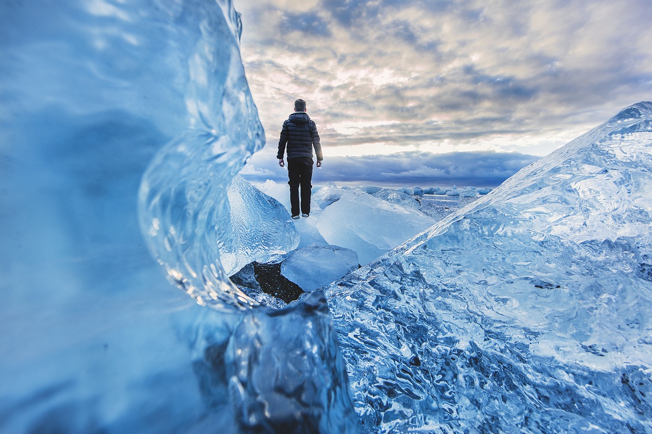 découvrez les merveilles des glaciers : formations majestueuses, écosystèmes fragiles et enjeux environnementaux. plongez dans l'univers fascinant des glaciers, témoins du changement climatique et symboles de beauté naturelle.