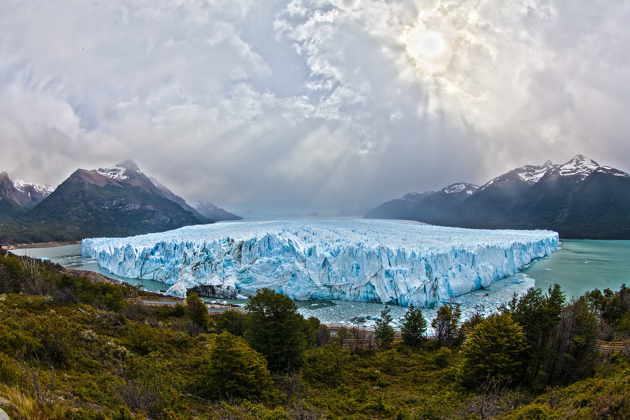 découvrez l'univers fascinant des glaciers : formations majestueuses de glace, leur importance écologique, et les menaces qu'ils rencontrent face au changement climatique. plongez dans l'exploration des plus grands glaciers du monde et apprenez comment les préserver.