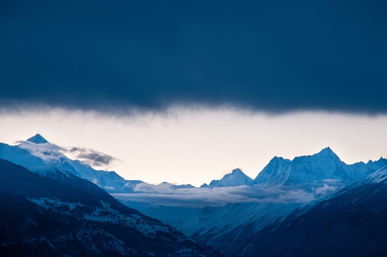 découvrez l'univers fascinant des glaciers, ces géants de glace qui sculptent notre planète. explorez leur formation, leur importance écologique et les défis auxquels ils font face à cause du changement climatique.