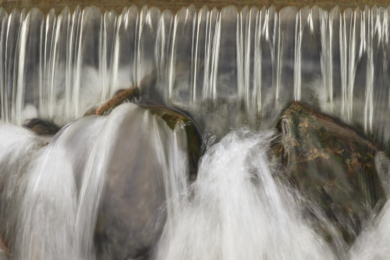 découvrez l'énergie hydraulique, une source d'énergie renouvelable qui exploite la puissance de l'eau pour produire de l'électricité. explorez ses avantages écologiques, son fonctionnement et son rôle crucial dans la transition énergétique.