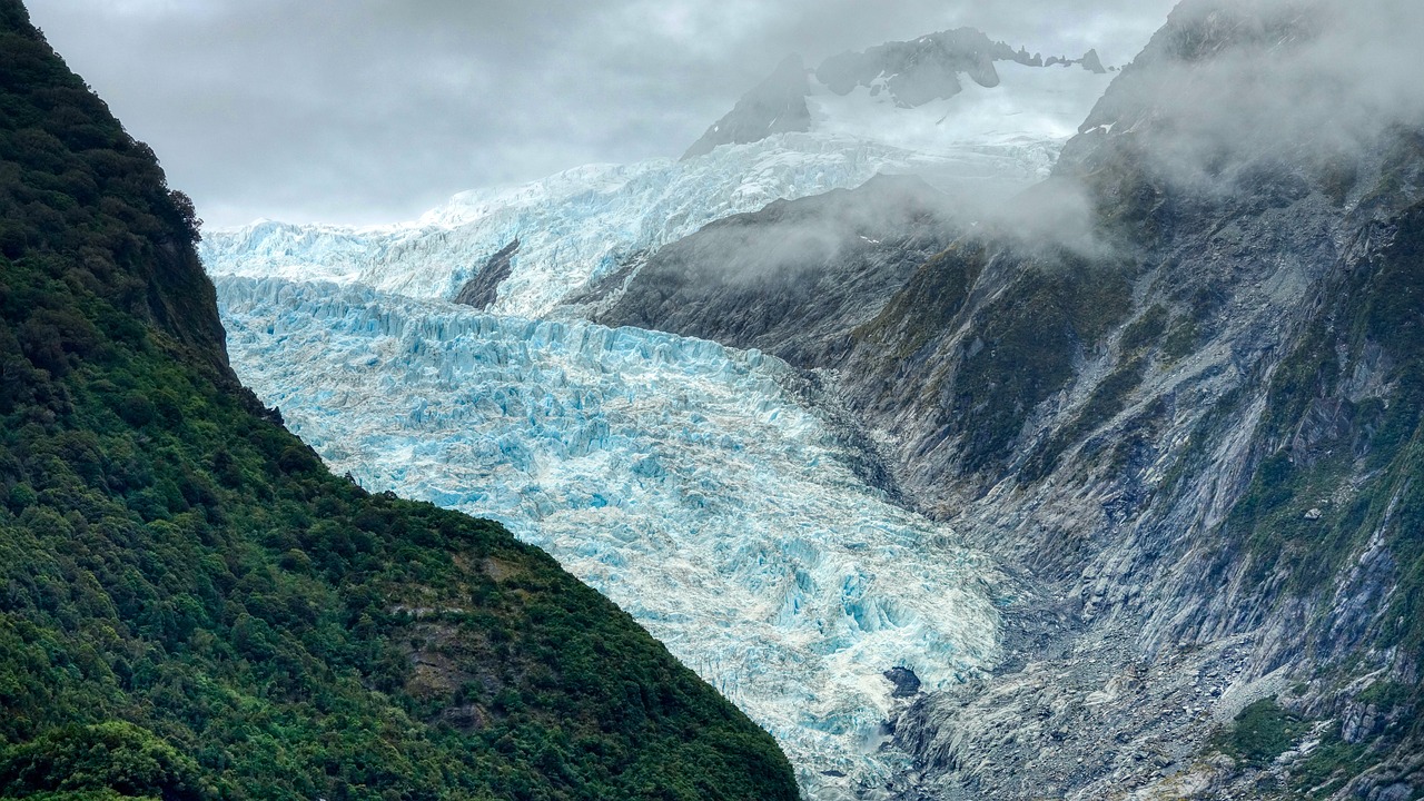 découvrez le fascinant monde des glaciers : formation, impact sur l'environnement, et le rôle essentiel qu'ils jouent dans l'écosystème terrestre.