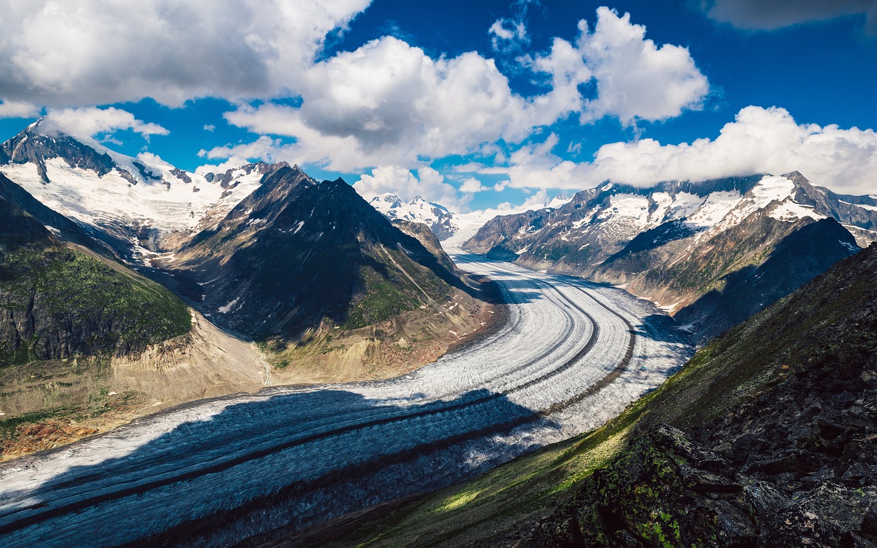 découvrez l'univers fascinant des glaciers, ces majestueuses formations de glace qui façonnent nos paysages. explorez leur impact sur l'environnement, leur rôle dans le climat et la beauté époustouflante qu'ils offrent à travers le monde. plongez dans le monde glaciaire et apprenez comment préserver ces trésors naturels face aux défis du changement climatique.